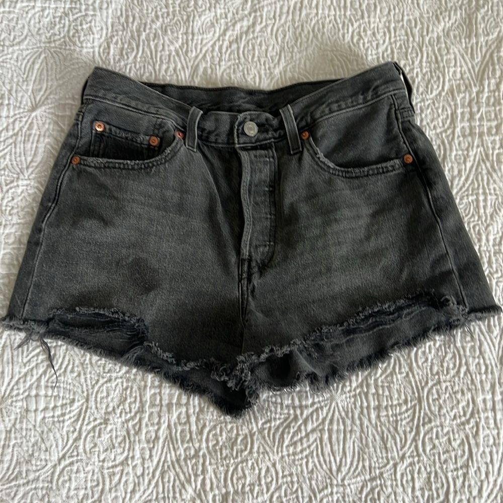 Levi's 501 Shorts - Picture 2 of 4